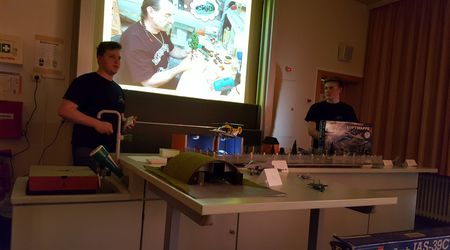 Schüler der Gemeinschaftsschule Meldorf präsentieren ihr Projekt zum Modellbau anhand einer Präsentation