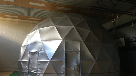 Das mobile Planetarium von außen in einer Turnhalle