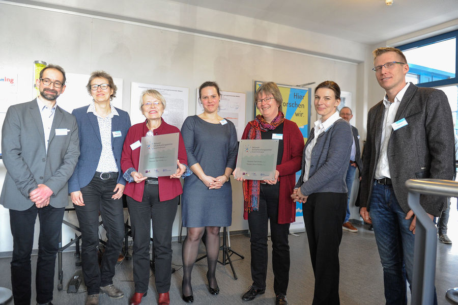 Vertreterinnen des IPN, des Ministeriums für Bildung, Wissenschaft und Kultur und der Joachim Herz Stiftung mit den Schulleitungen und SFZ-Koordinatoren der Stützpunktschulen des Standortes Nordfriesland beim Überreichen der Schulplaketten