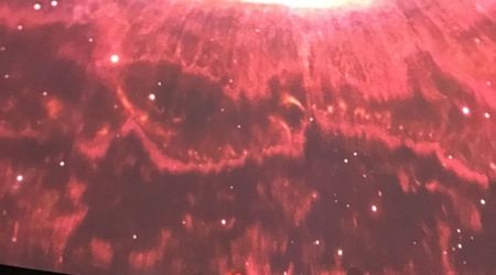 Ein Bild aus dem All wird in einer Vorstellung des mobilen Planetariums gezeigt