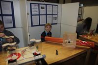 Christian Lampe mit einem Regenrohr an seinem Projektstand, Sonderpreis in der Kategorie Technik bei „Schüler experimentieren“