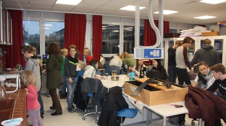 Schülerinnen und Schüler probieren verschiedene Sachen aus am Tag der offenen Tür im Schülerforschungszentrum des Gymnasiums Marne (Standort Dithmarschen Süd)