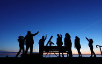 Schülerinnen, Schüler und Lehrkräfte beobachten den Himmel in den Morgenstunden mit einem Teleskop
