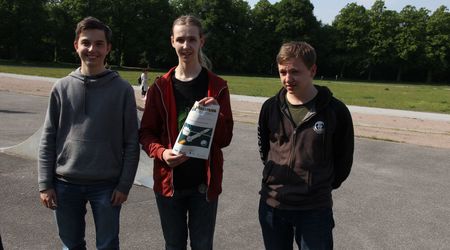 Klaus Torben Ulm, Jeremy Reimers und Justus Gleitzmann von der Hahnheide Gemeinschaftsschule Trittau mit ihrer Urkunde für das SFZ Stormarn (Gymnasium Trittau)