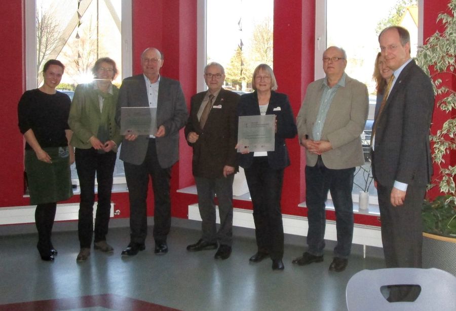 Vertreterinnen und Vertreter des Ministeriums für Bildung, Wissenschaft und Kultur, des IPN, der Joachim Herz Stiftung, der Schulträger sowie die Schulleitungen der Stützpunktschulen des Standortes Dithmarschen Nord beim Überreichen der Schulplaketten