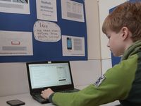 Ein Schüler präsentiert bei Jugend forscht sein Projekt "Notfallassistent"