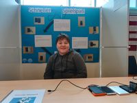 Ein Junge beim Regionalwettbewerb Jugend forscht 2019 in Elmshorn an seinem Stand "Schneller Spielspaß"