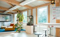 Das Bild zeigt das Schülerforschungszentrum (SFZ) der Kieler Forschungswerkstatt. Es handelt sich um einen modernen, hellen Raum mit gemütlichen Sitzmöglichkeiten, Arbeitsplätzen, einem Active Board sowie einem Terrarium.