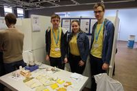 Die Drittplatzierten in der Chemie und Sonderpreisträger für ökologische Farben Timo Siedenburg, Pia Keller und Marvin Albers stehen an ihrem Projektstand