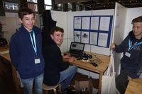 Joel Lübbers und Veit Eysholdt an ihrem Stand zum Projekt "autoAuto"