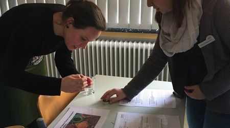 Tanja Ahlers vom Ministerium für Bildung, Wissenschaft und Kultur mit Claudia Siebenborn von der Gemeinschaftsschule Meldorf beim Betrachten der Experimente zum Thema Farben