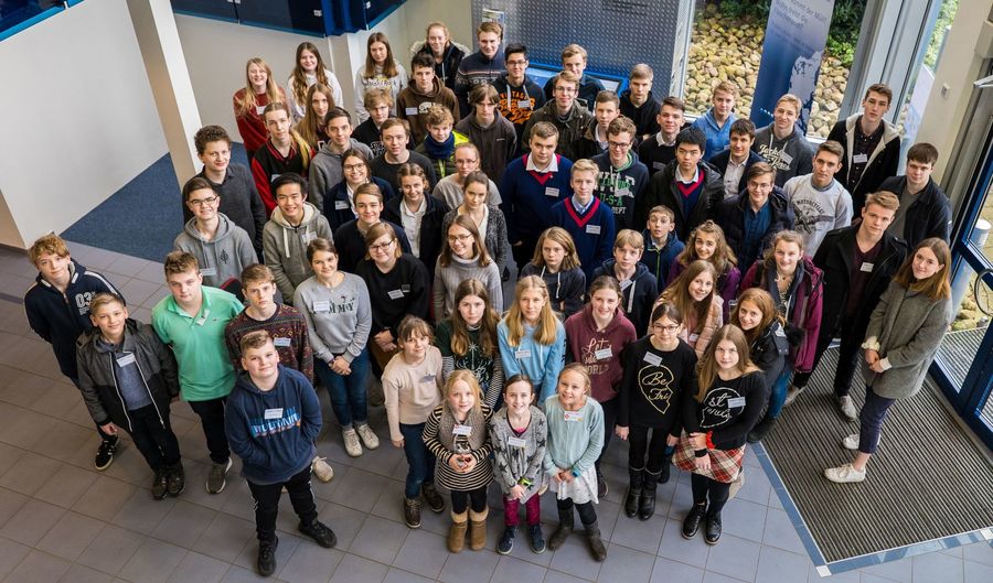Teilnehmende des Regionalwettbewerbs Jugend forscht 2020 in Geesthacht stehen zur Preisverleihung auf der Bühne und präsentieren stolz ihre Urkunden.
