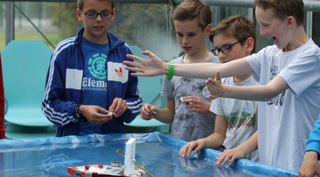 Vier Schüler am Forschen und Tüfteln.