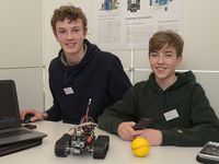 Zwei Schüler präsentieren bei Jugend forscht ihr Projekt "Das autoAuto"