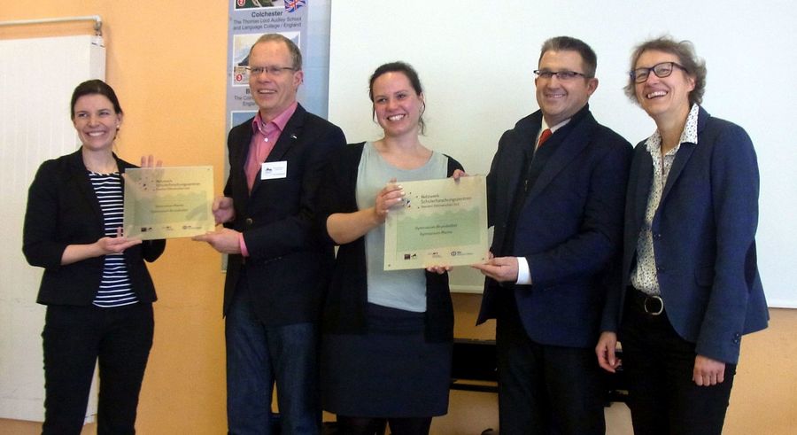 Vertreterinnen der Joachim Herz Stiftung, des Ministeriums für Bildung, Wissenschaft und Kultur und des IPN mit den Schulleitungen der Stützpunktschulen des Standortes Dithmarschen Süd bei der Übergabe der Schulplaketten