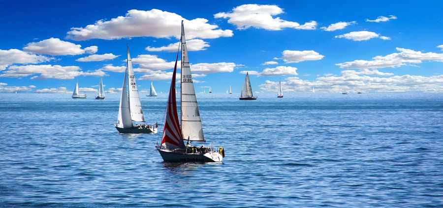 Mehrere Segelschiffe treiben auf dem Meer