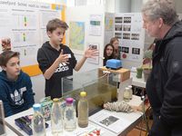 Zwei Schüler präsentieren bei Jugend forscht ihr Projekt "Ist der Ostseefjord Schlei noch zu retten?"