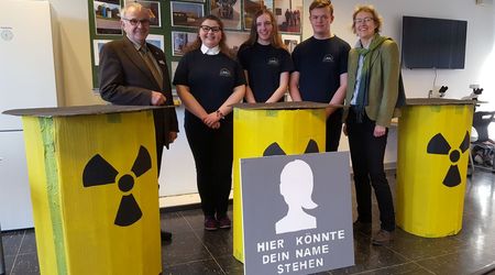 Schülerinnen und Schüler der Gemeinschaftsschule Meldorf stehen mit dem Kreispräsidenten Hans-Harald Böttger und Prof. Dr. Ilka Parchmann (IPN) inmitten ihrer Projektpräsentation