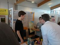 Zwei Jungen beim Regionalwettbewerb Jugend forscht 2019 in Elmshorn präsentieren an ihrem Stand "Ist der Ostseefjord Schlei noch zu retten"