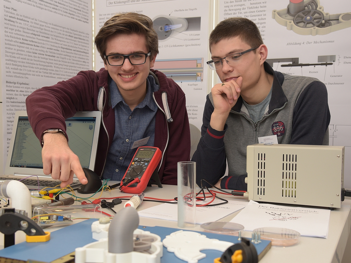 Zwei Schüler präsentieren bei Jugend forscht ihr Projekt "Autark-desinfizirende Türklinke"