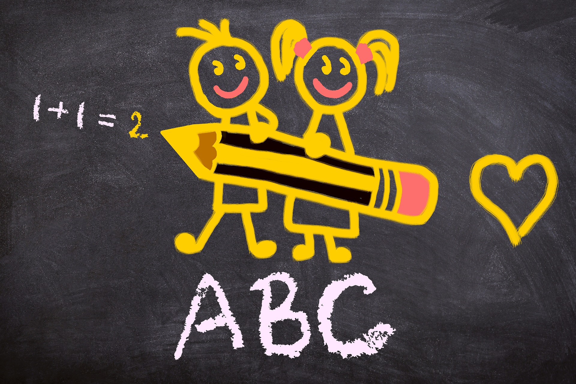 Strichmännchen mit großem Bleistift, 'ABC' und '1 + 1 = 2' auf einer Tafel gezeichnet.